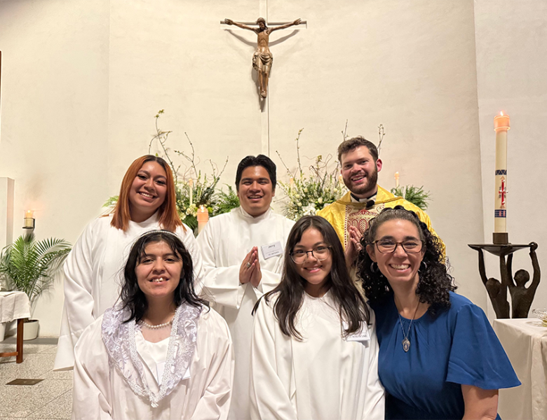 Jerry Reyes, Fr. Eduarado Rivera, Michelle Lopez, and members of the 2025 OCIA Class